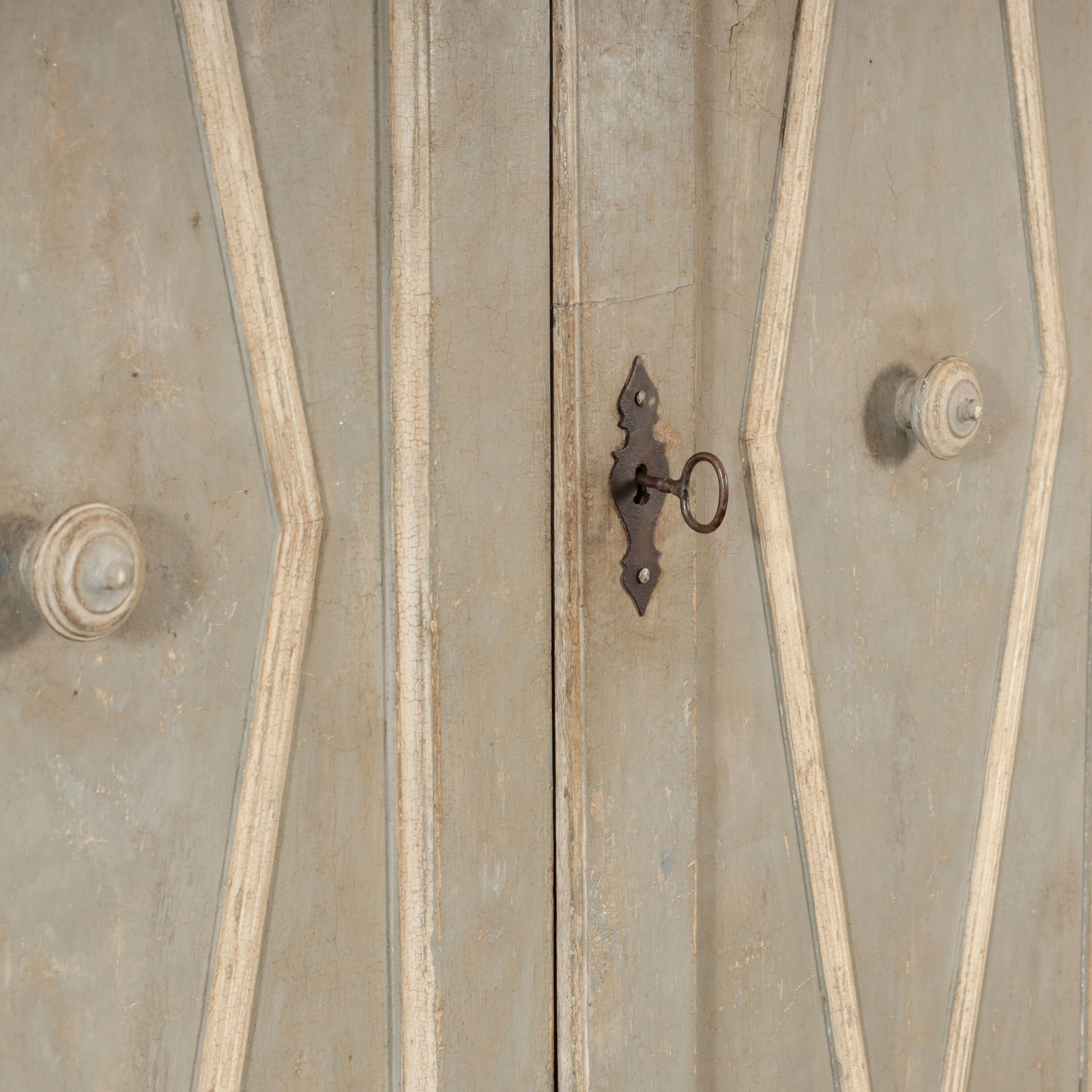 19TH CENTURY ITALIAN CUPBOARD