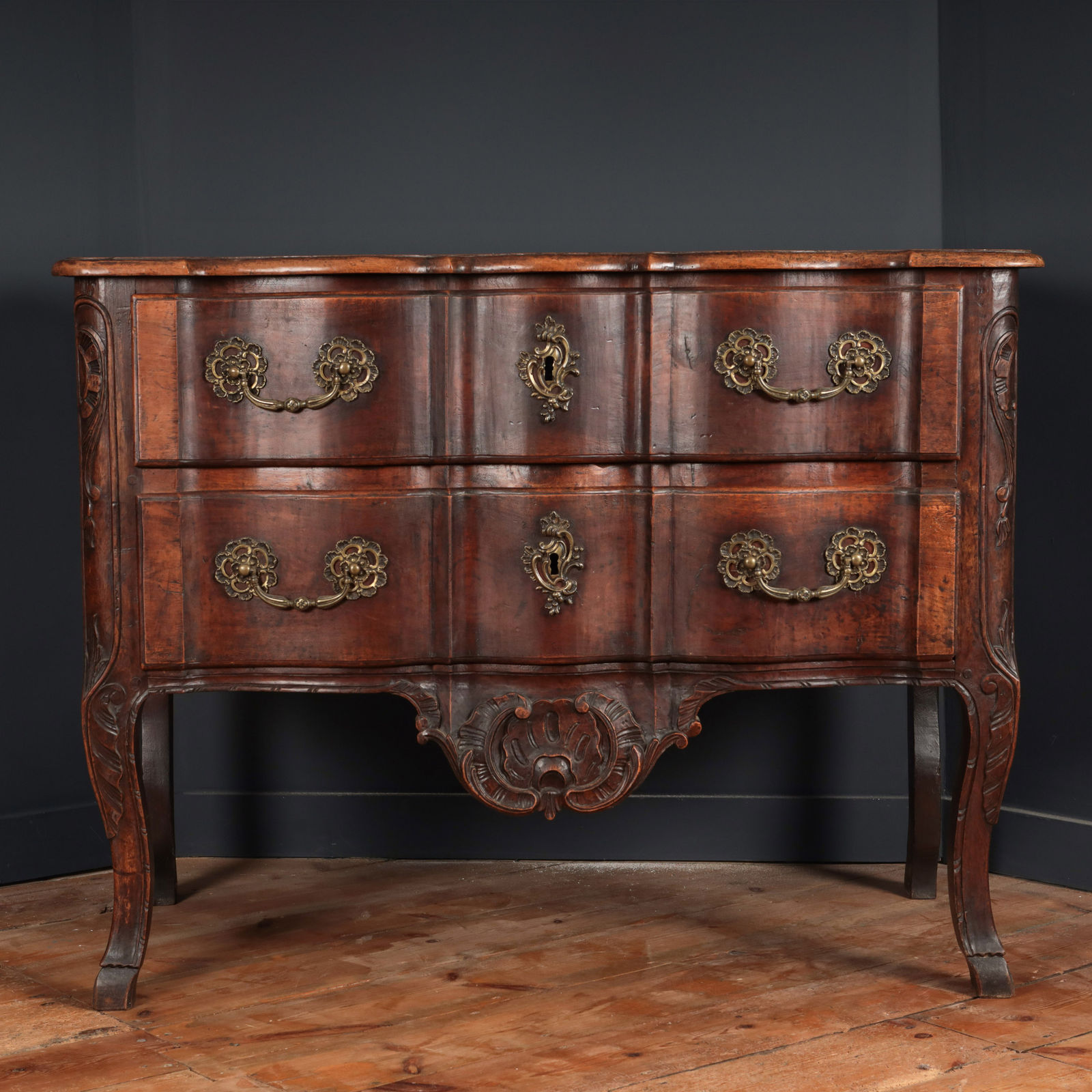 A FRENCH OAK COMMODE, XVIII CENTURY