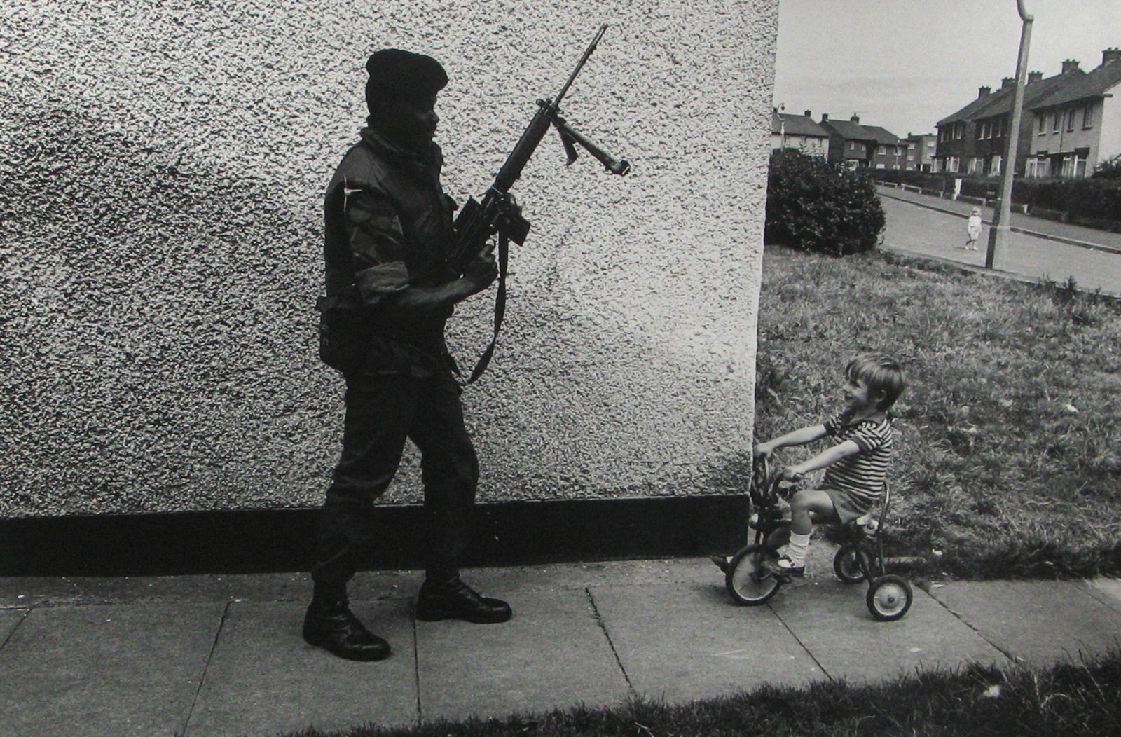 Philip Jones Griffiths, British soldier, Northern Ireland, 1973