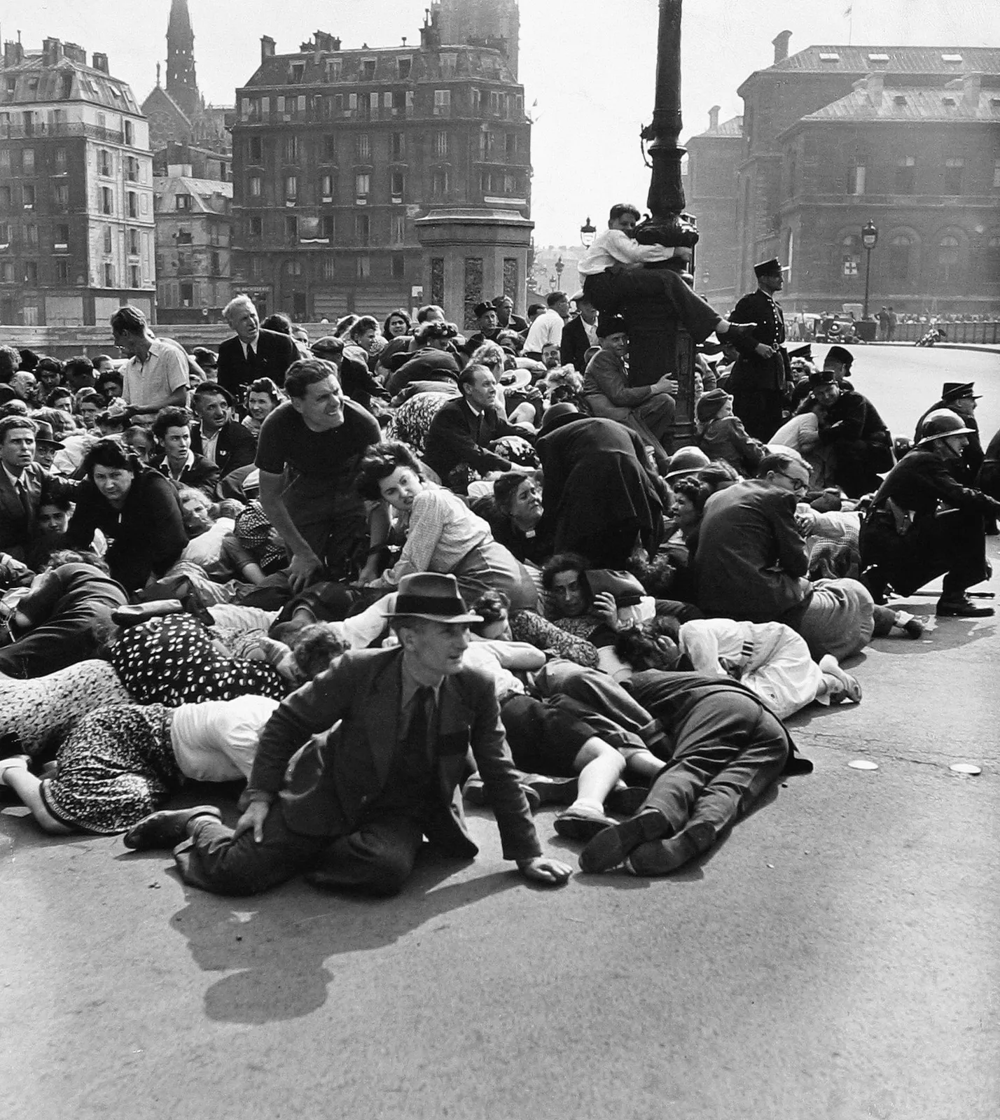 Frank Scherschel, Parisians crouching in street under fire from collaborationists, 1944