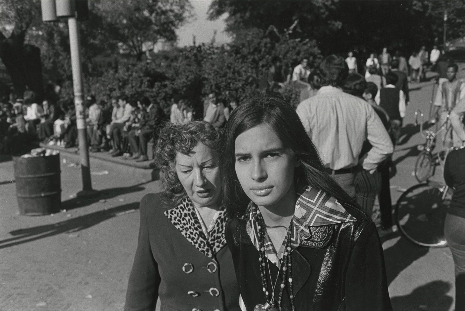 Joel Meyerowitz, Two Women, Bethesda Fountain, NYC, 1970