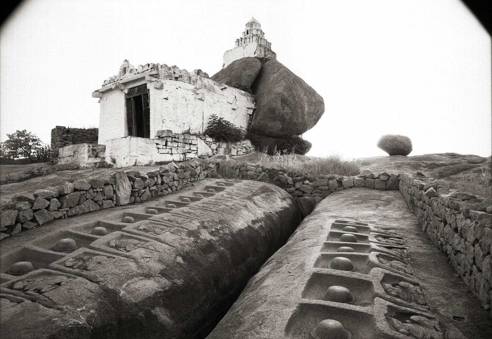 Kenro Izu, Hampi #482, Indi, 2010