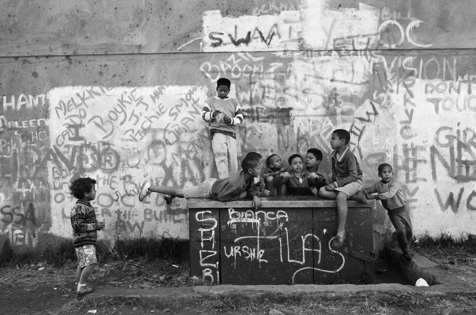 Jodi Bieber, Come hang out with us, Westbury, 1996