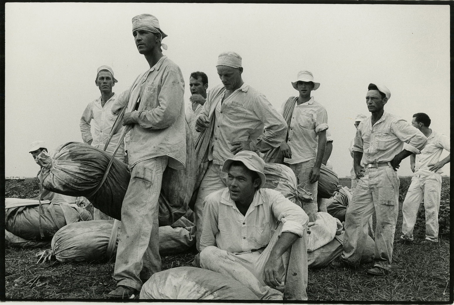 Danny Lyon, Ramsey Unit, waiting to weigh cotton, 1968