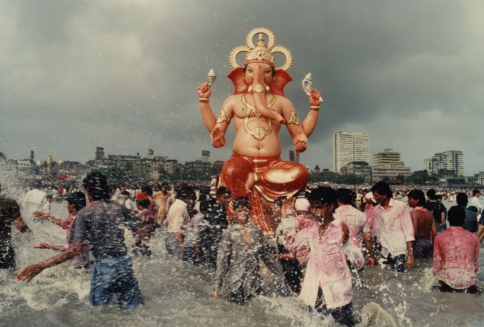 Raghubir Singh, Ganapati Immersion, Chowpatty, Bombay, Maharashtra, 1989
