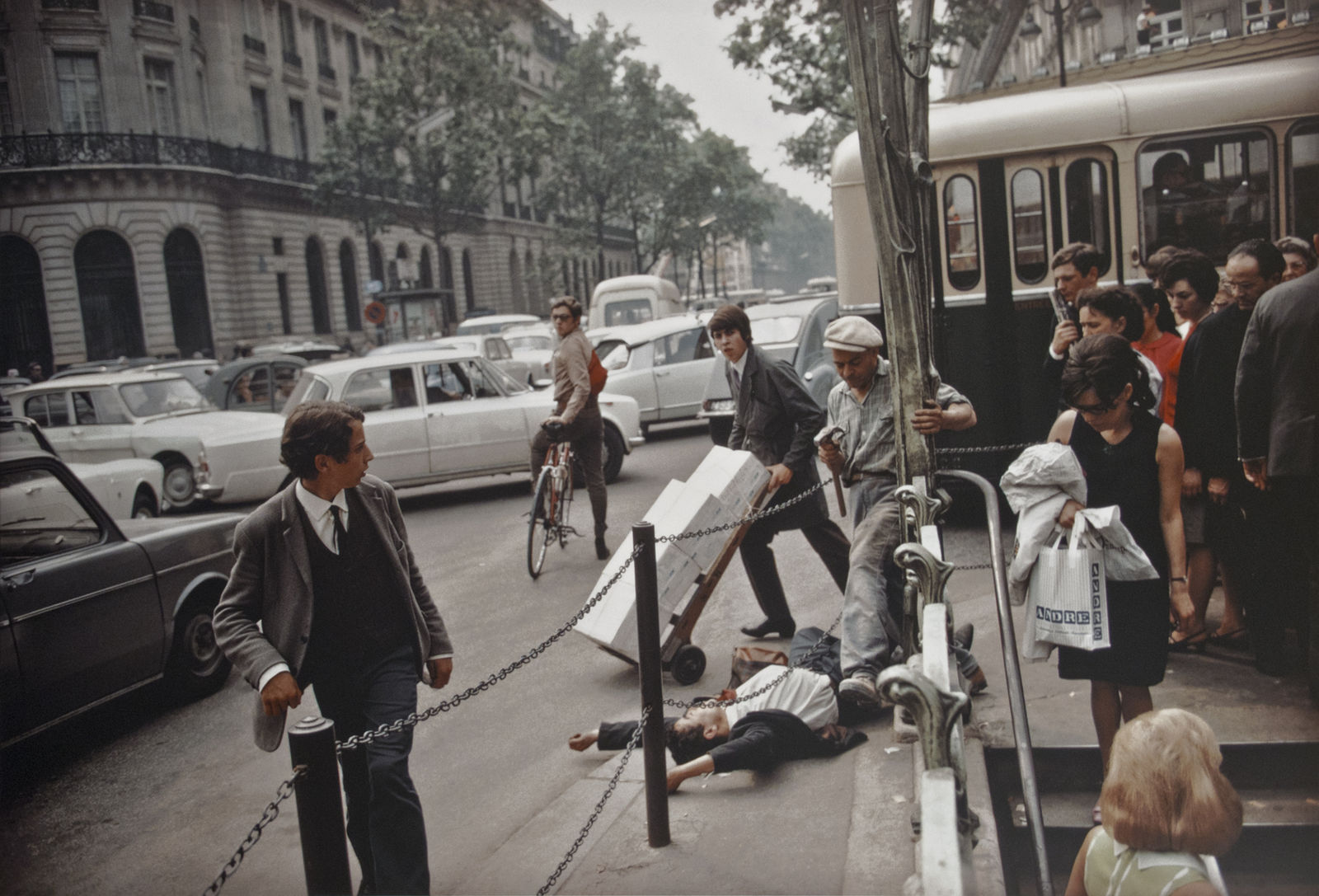 Joel Meyerowitz, Fallen Man, Paris, 1967