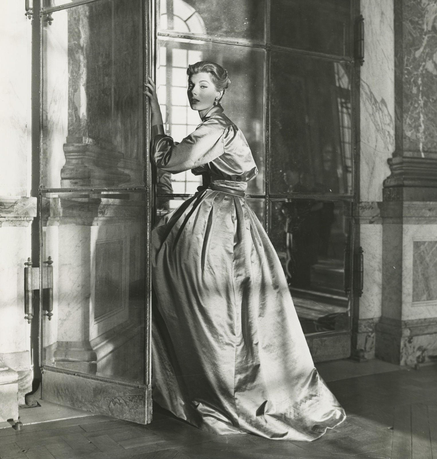Frances McLaughlin-Gill, Fiona Campbell-Walter, Galerie des Glace at Versailles Palace, France, Vogue, 1952