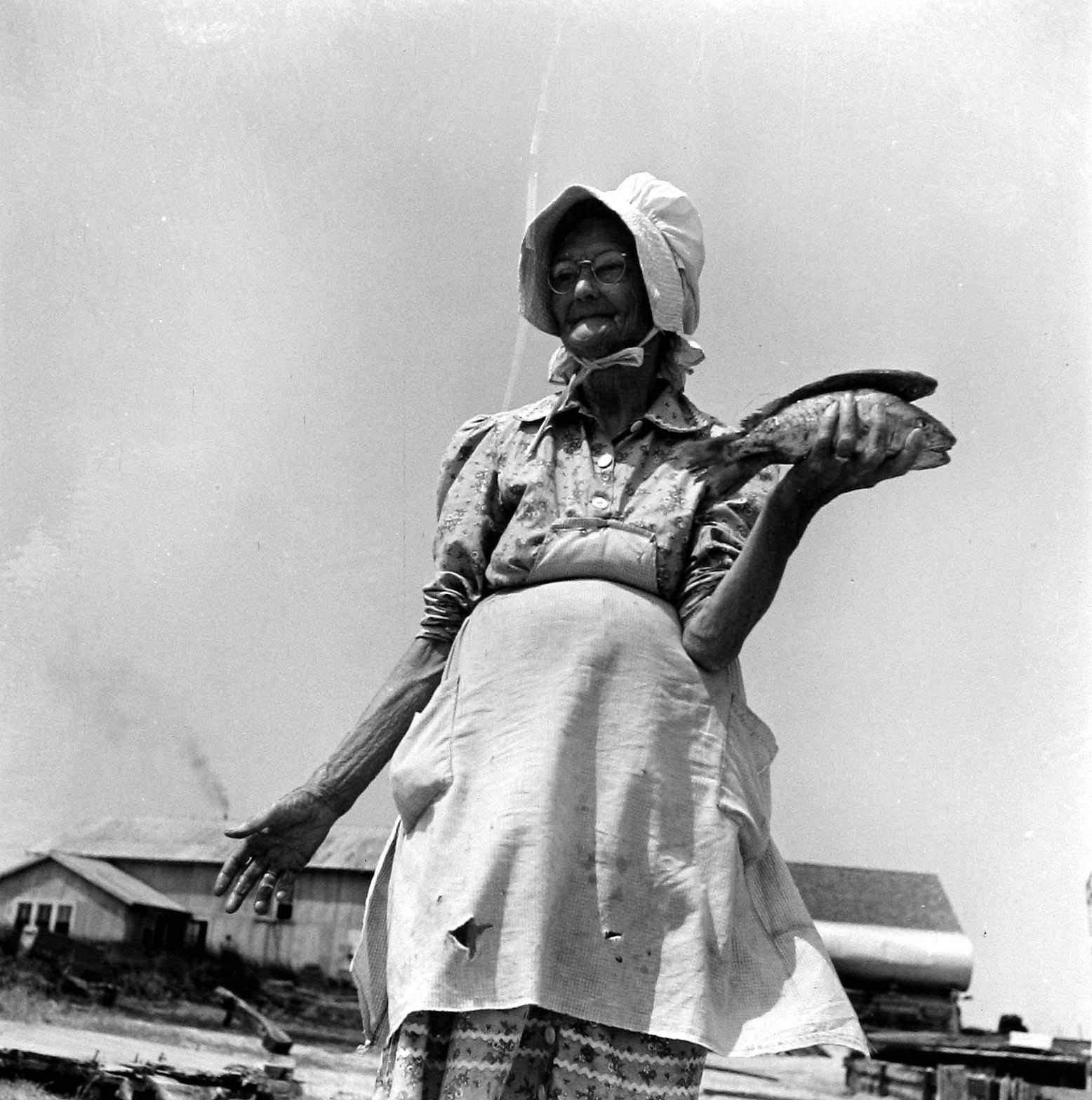 Saul Libsohn, Sally Ann Austin with Fish, Hatteras, N.C., 1945