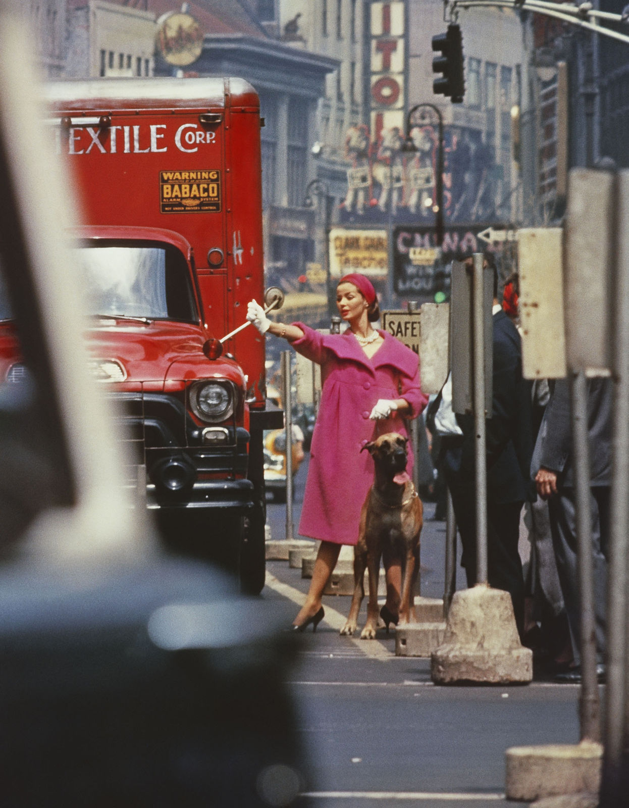 William Klein, Dolores wants a taxi, New York (Vogue), 1958