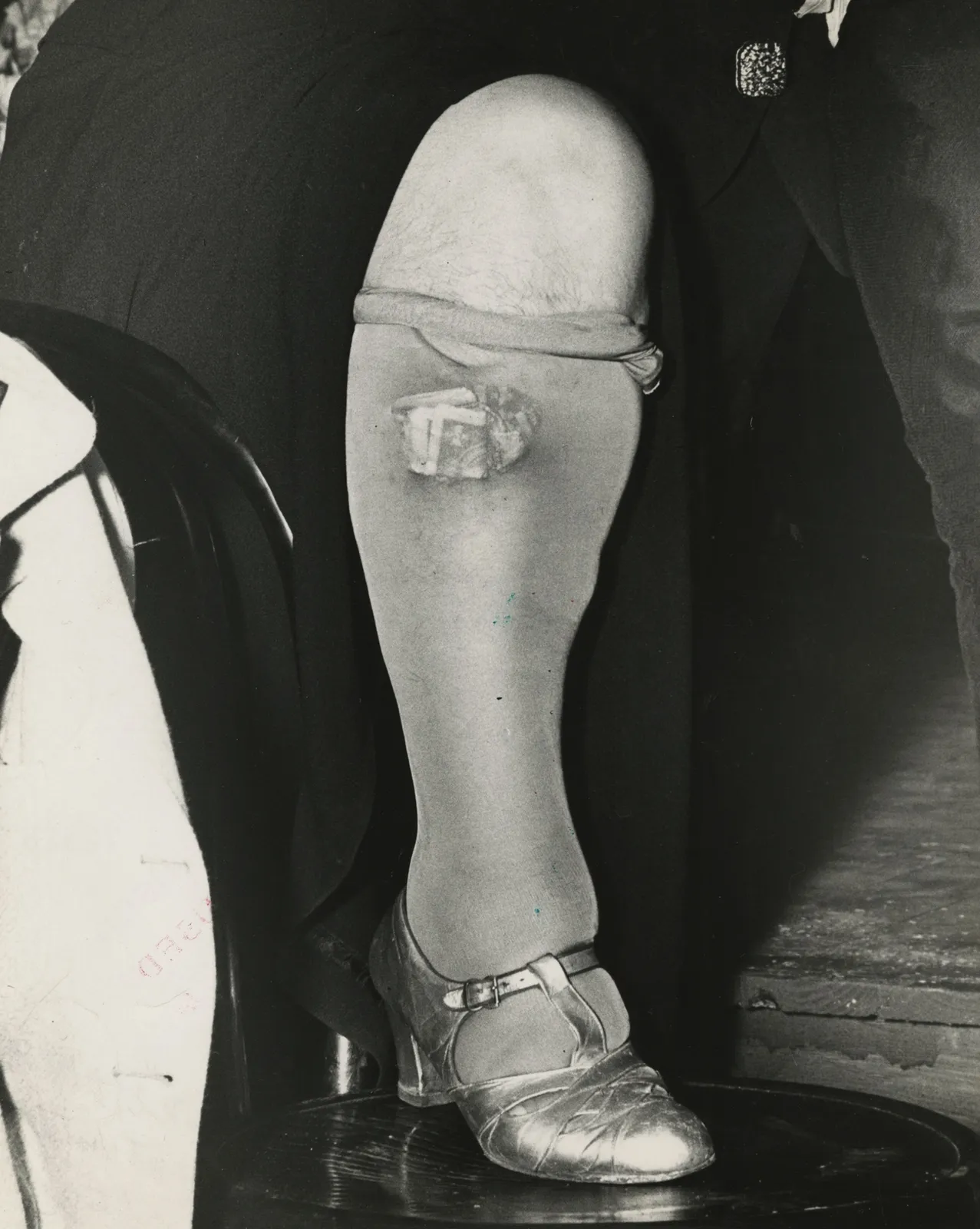 Weegee, Ladies keep their money in their stockings..., 1944