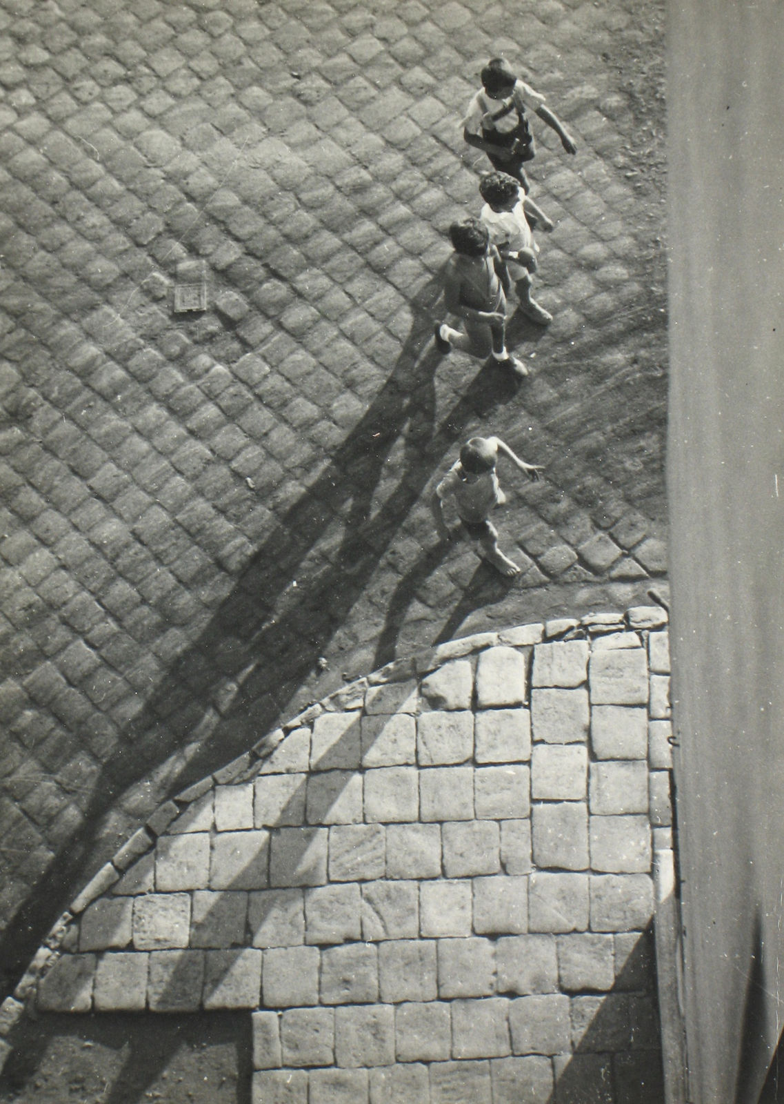 Imre Kinszki, Boys from Above, c.1930