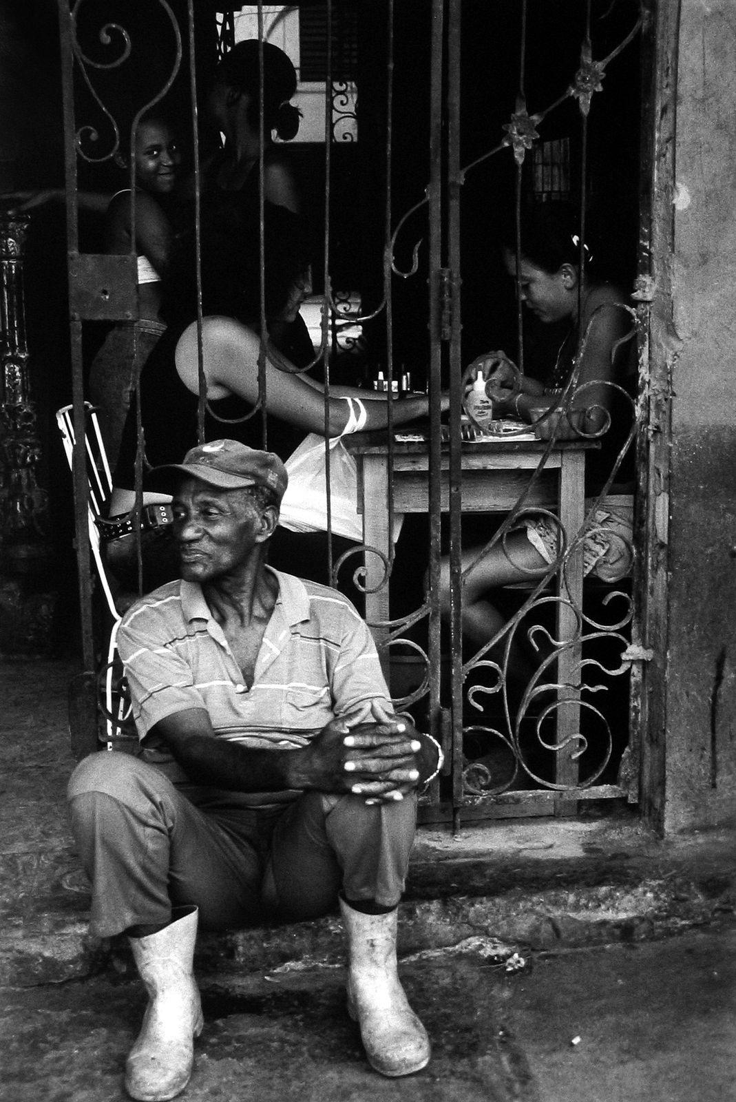 Judy Glickman Lauder, La Reina street, Manicure, Cuba, 2003