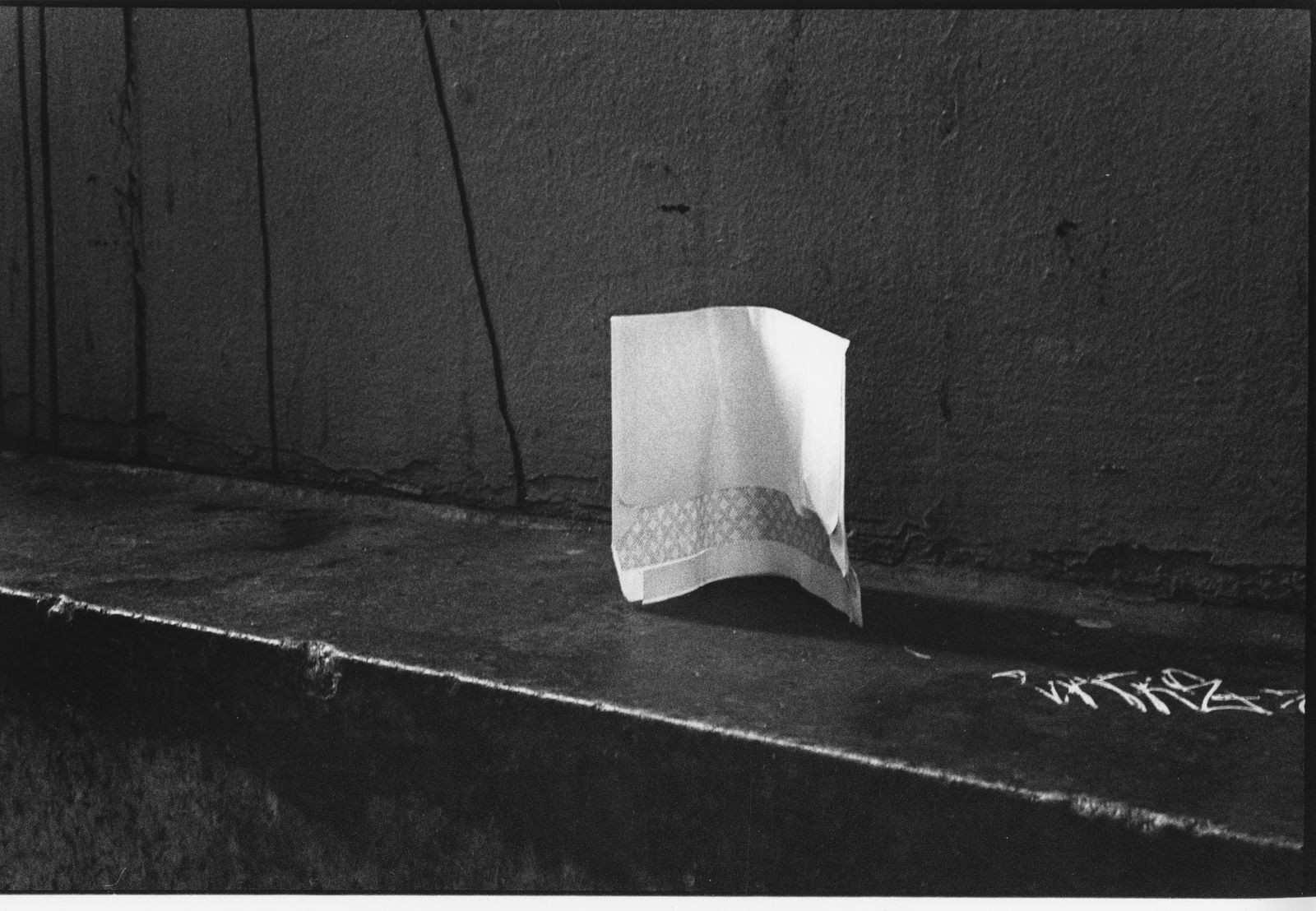 Mark Cohen, Standing Paper + Graffitti , 2023