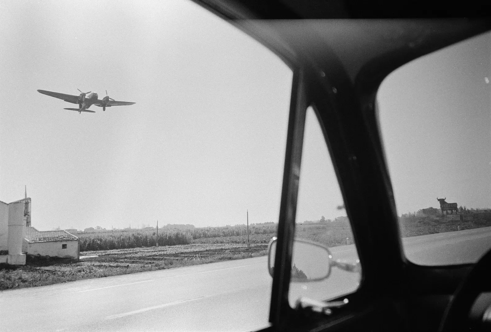 Joel Meyerowitz, Airplane from car, 1966-67