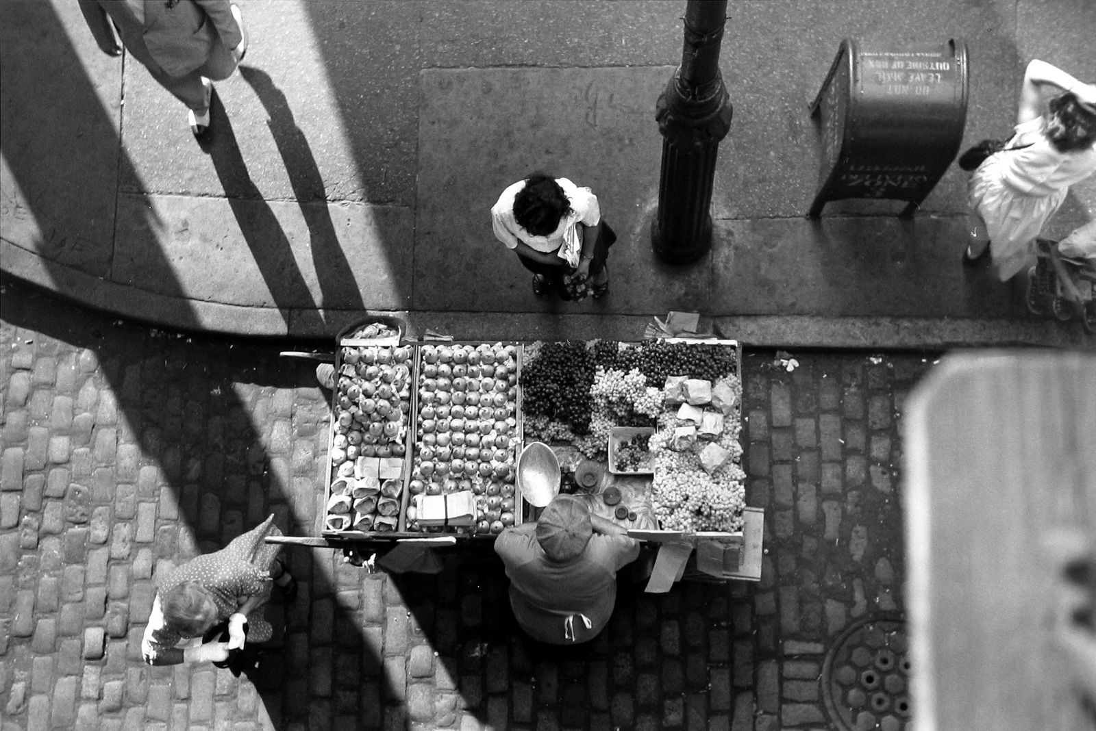 Ruth Orkin, Fruit Stand under Third Avenue El, c.1949