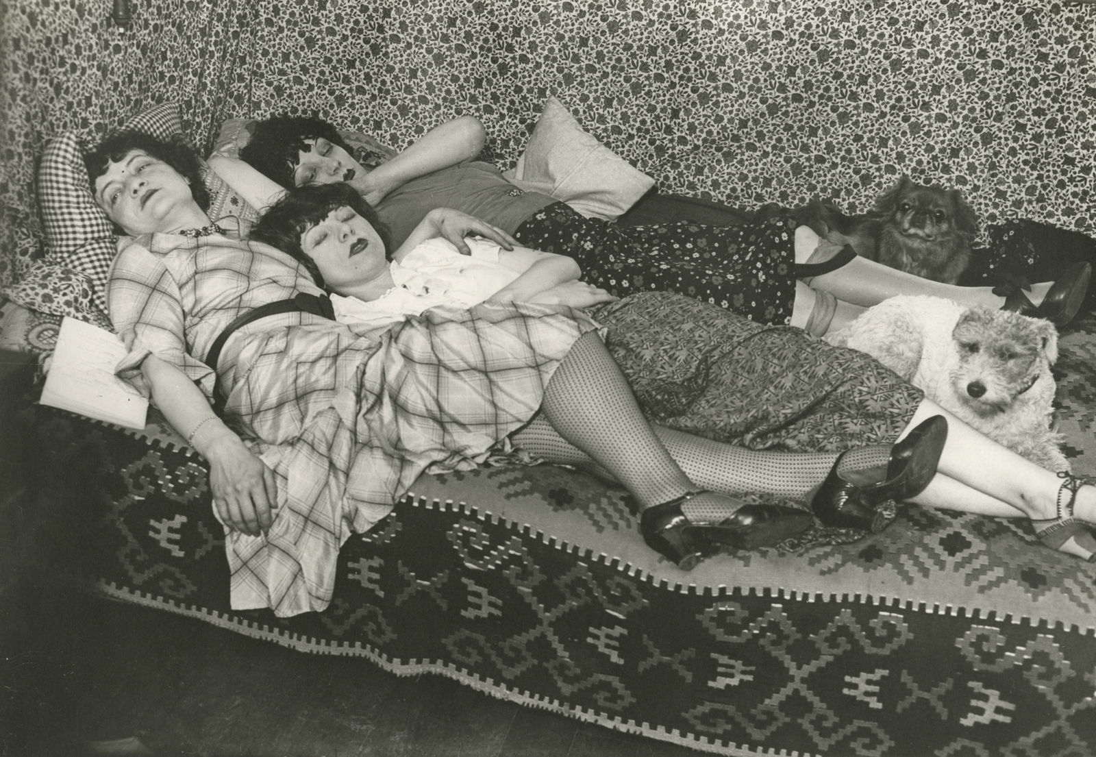Brassaï, Kiki with her friends Thérèse Treize de Caro and Lily, 1932