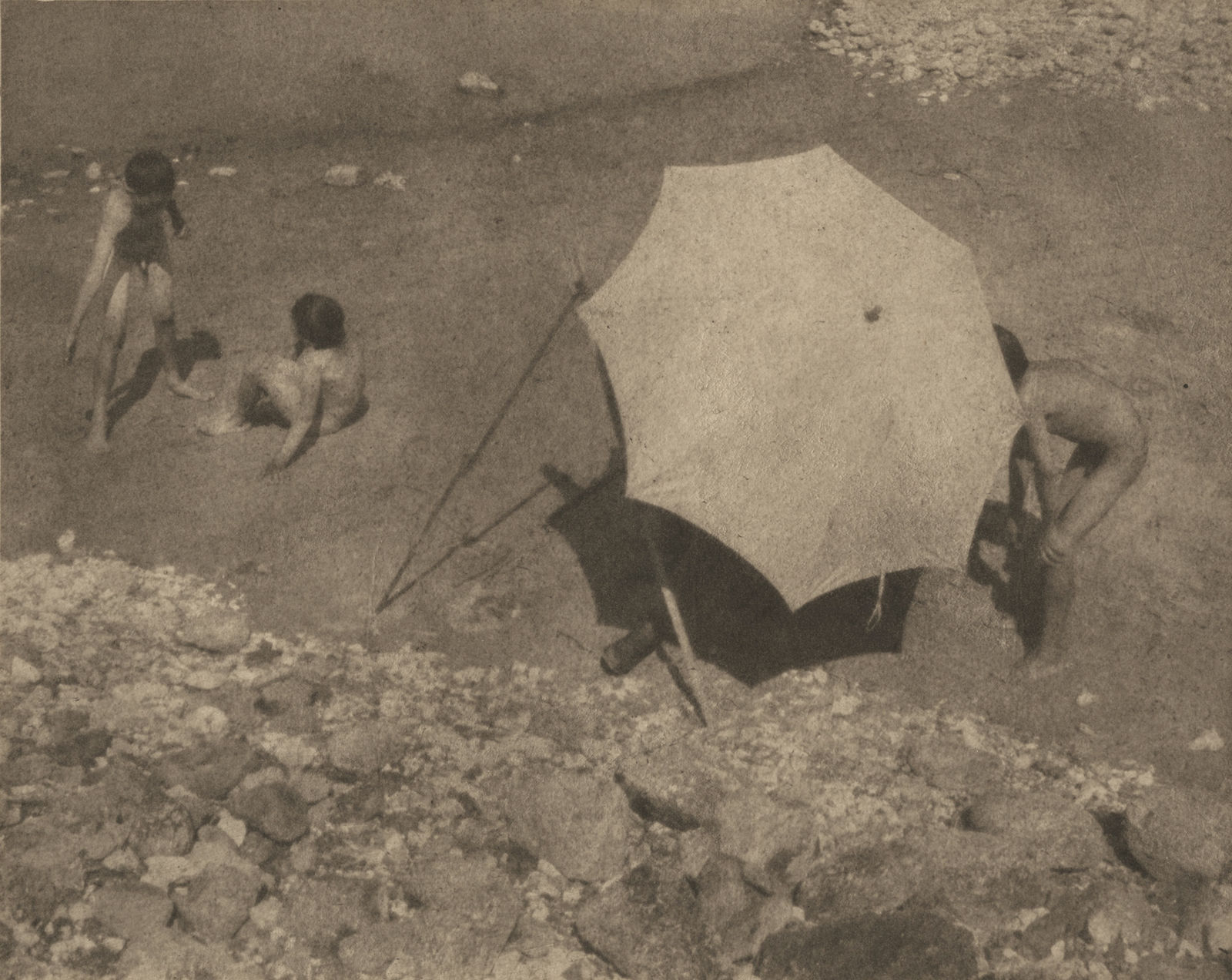Heinrich Kuehn, Umbrella at the beach, 1909