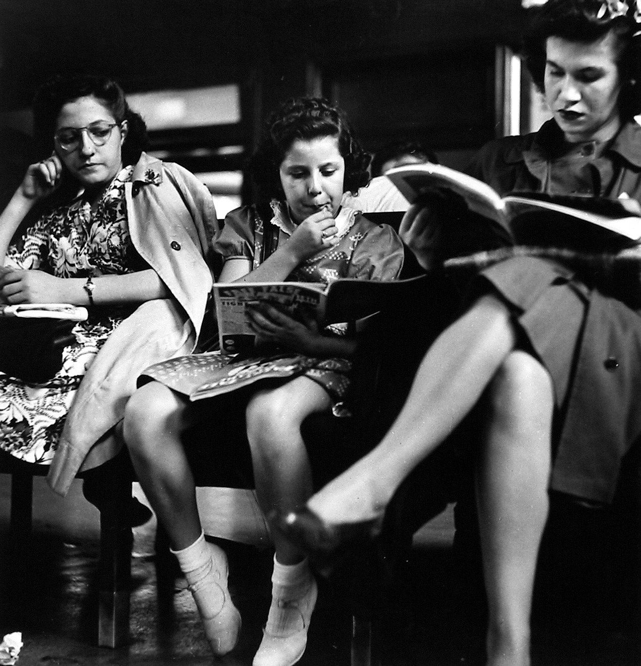 Esther Bubley, Three women seated on bench in waiting room, 1943