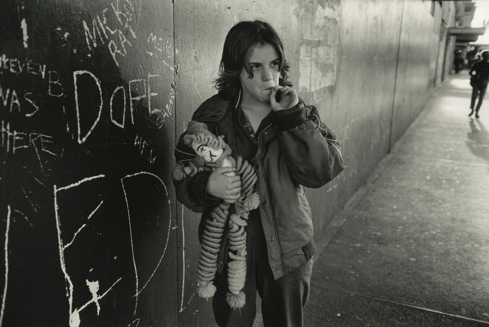 Mary Ellen Mark, Liliie and her rag doll on Pike Street, 1983