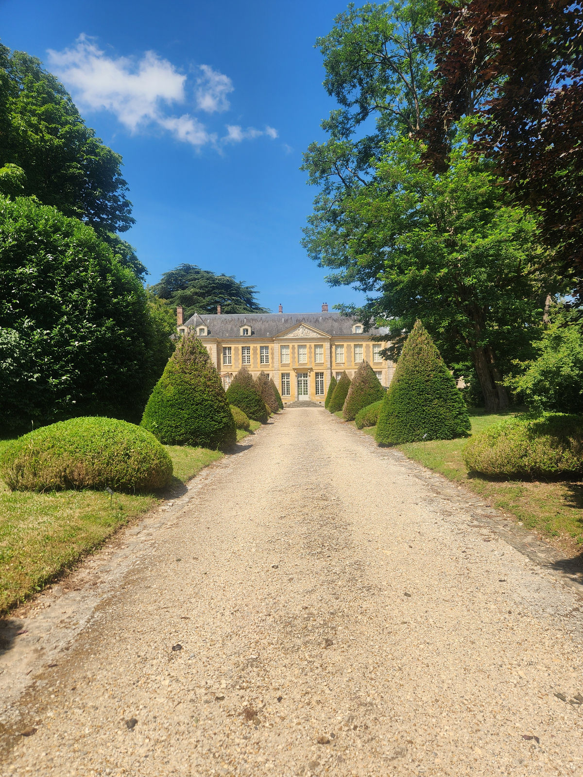 On the path to the breathtaking Fondation de Coubertin, which houses the renowned Ateliers St. Jacques.