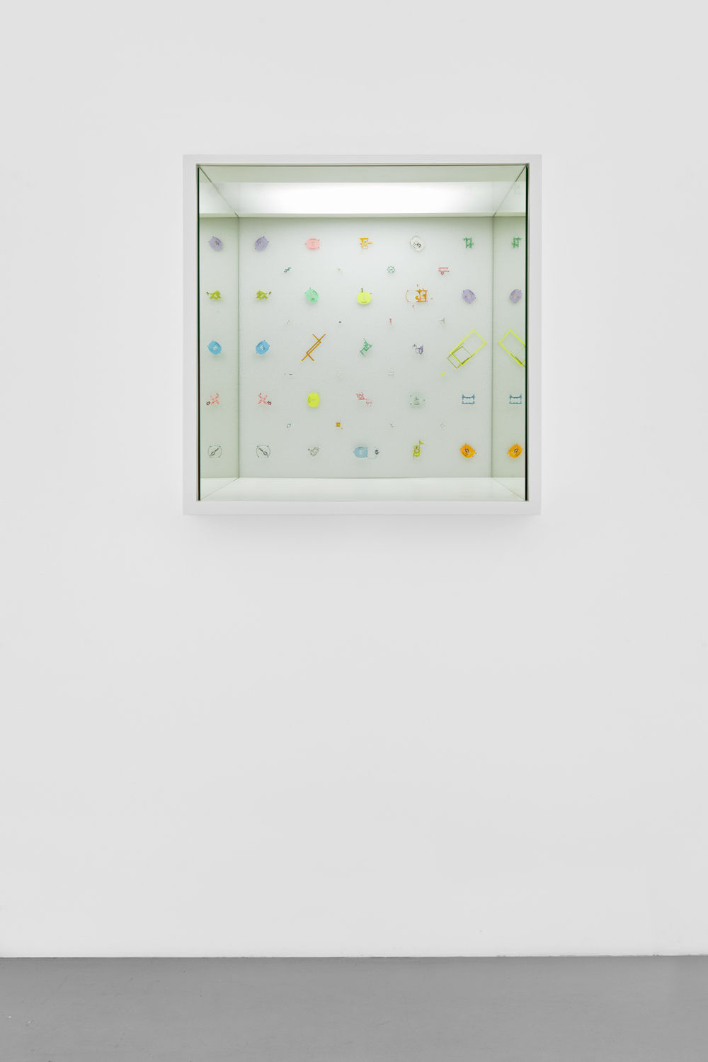 Yuken Teruya, Monolpoly Money Exhibition view in Würfel at Bar Am, Berlin, 2020