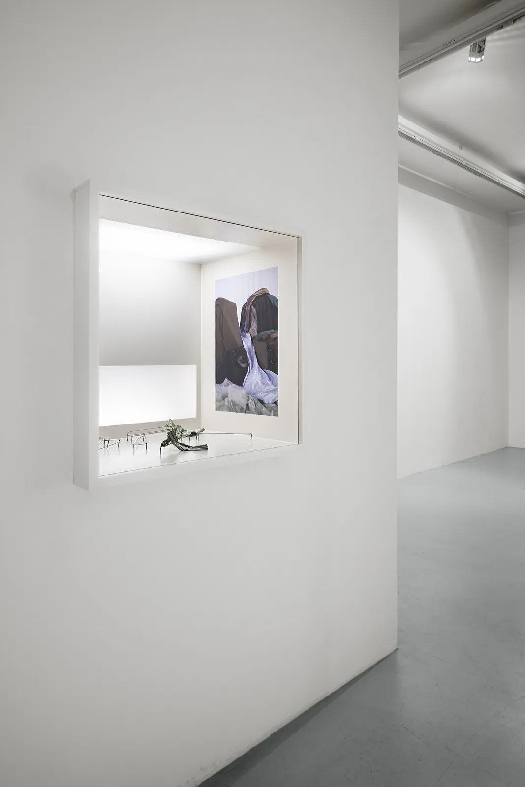 Sarah Rosengarten, kindamind Exhibition view in Würfel at Bar Am, Berlin, 2018