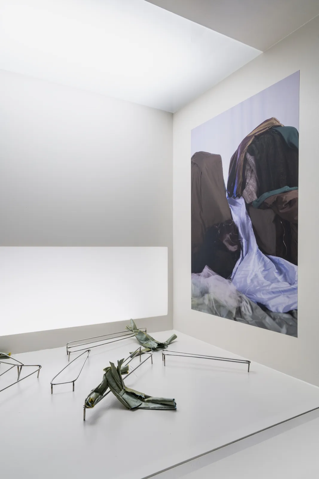 Sarah Rosengarten, kindamind Exhibition view in Würfel at Bar Am, Berlin, 2018