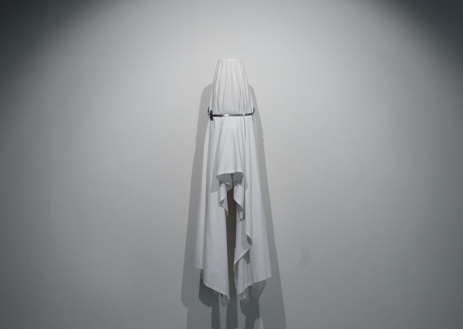 «Chain of Knight’s End», 2024 40x150 cm, metal, foam rubber, chain, sheet and steel reel from surgical intervention.