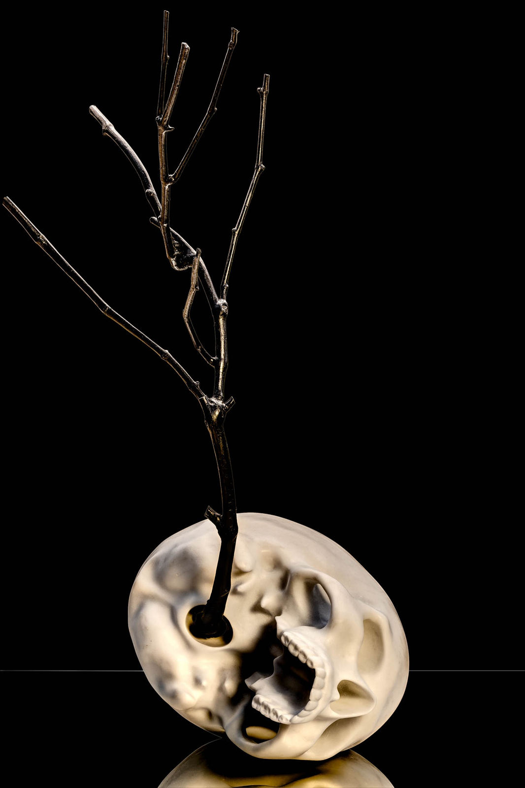 Michelangelo Galliani, Vanitas, 2021, marmo statuario di Carrara, legno e acciaio inox, cm 65x65x100. Courtesy Cris Contini Contemporary, London (GB)...