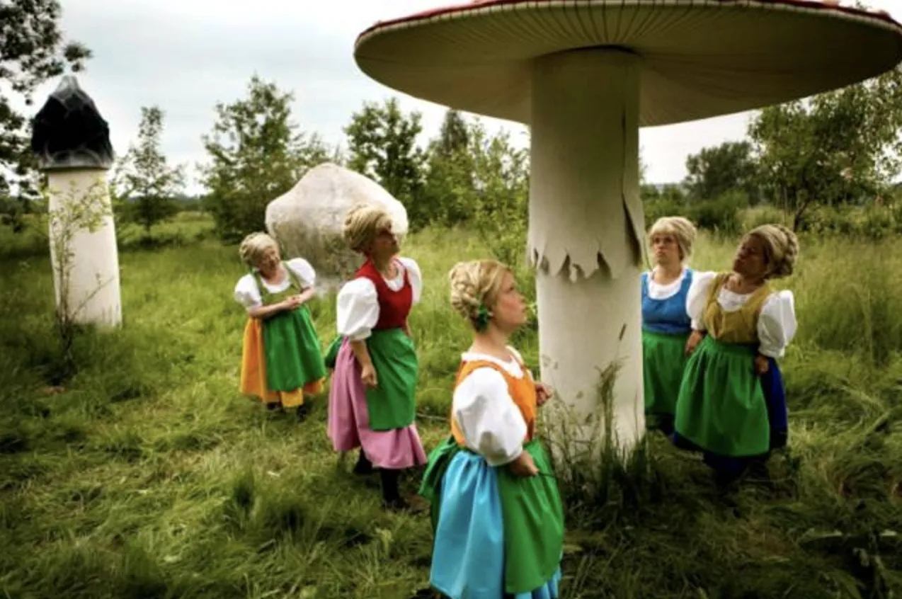 Katarzyna Kozyra 卡塔姿娜·科兹拉, Summertale, film from the series In Art Dreams Come True, 《在艺术中梦想成真》系列之《夏日童话》，2008，single channel video (colour), loop, 16:9 PAL,...