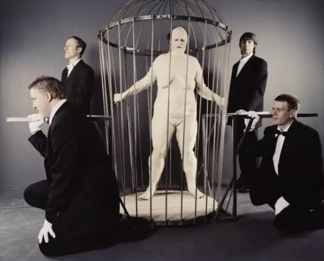 Katarzyna Kozyra 卡塔姿娜·科兹拉，Diva. Reincarnation, 《在艺术中梦想成真》系列之《歌唱家。化身》，performance from the series In Art Dreams Come True performed in London, 2005，single channel video (colour),...