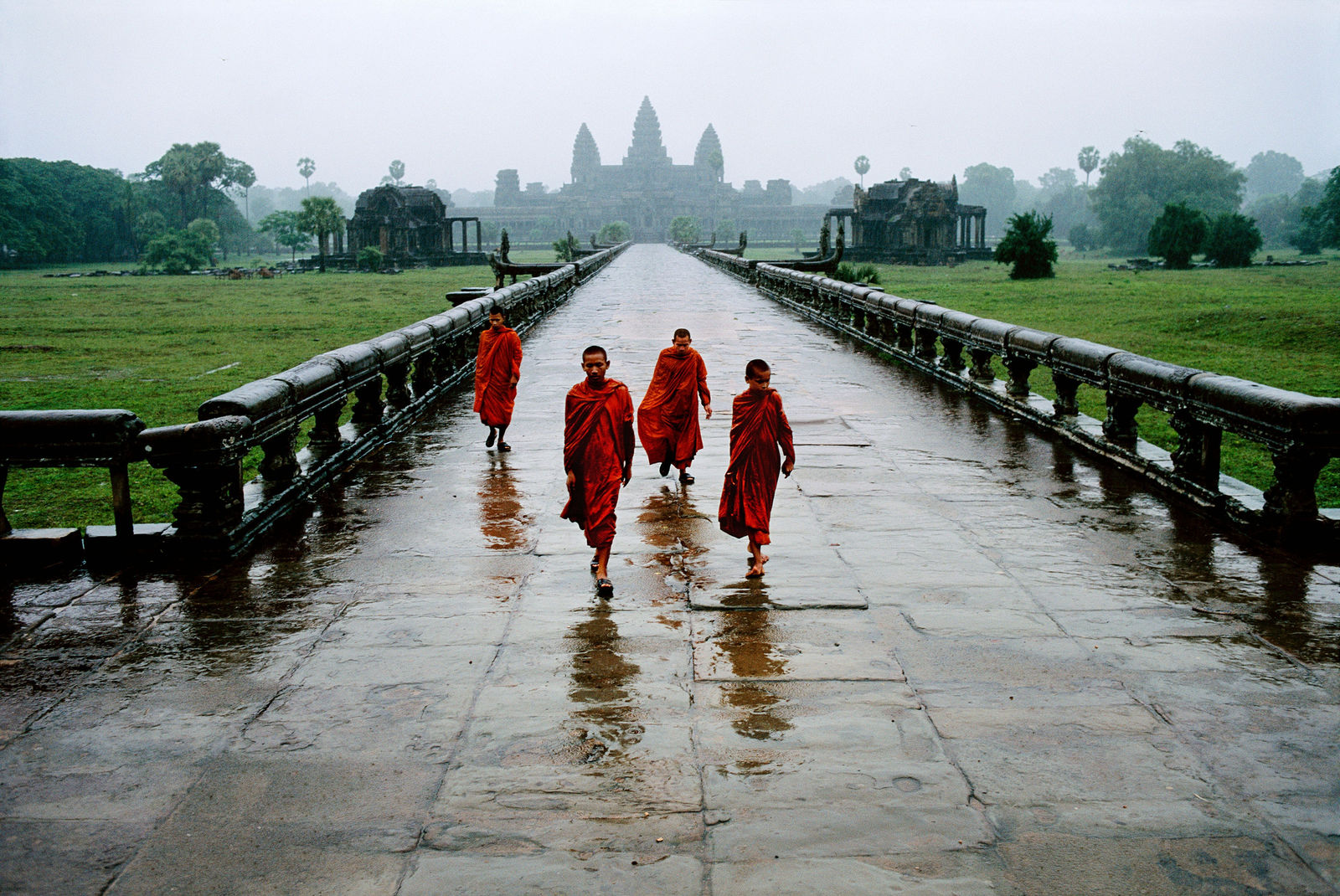 Steve McCurry, Young Monks in the Rain, Angkor, Cambodia, 1999