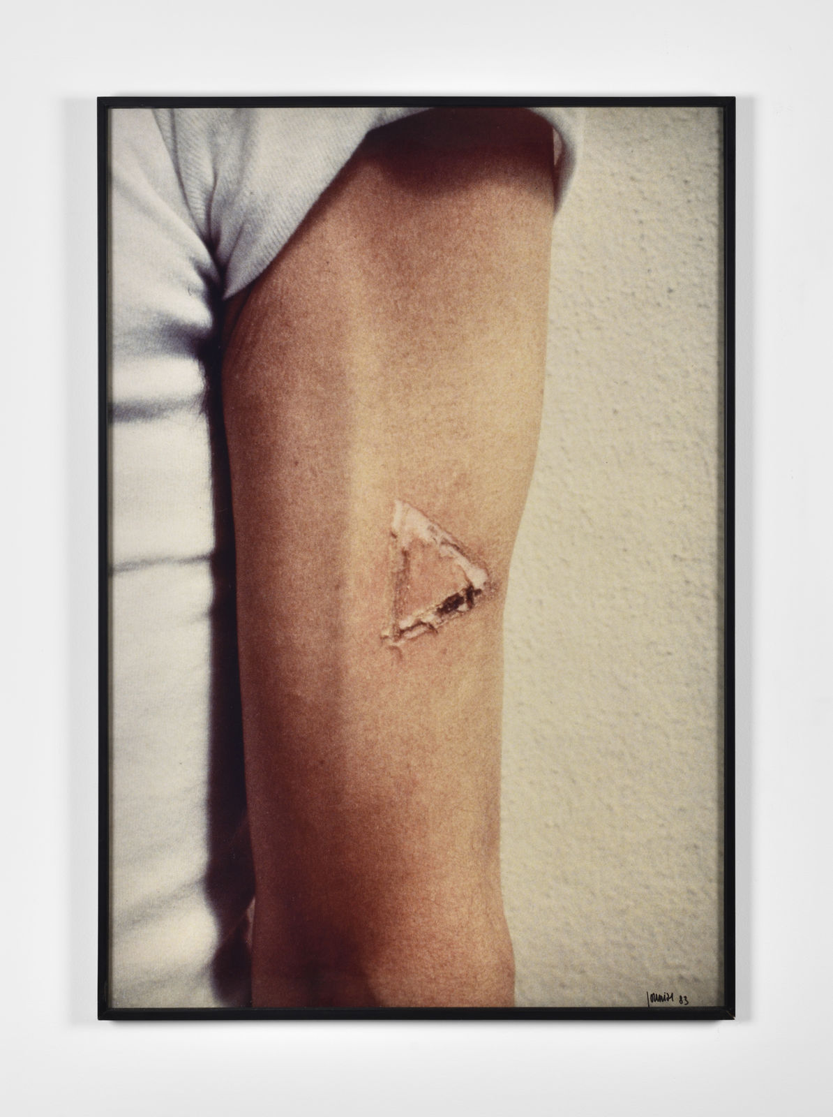 Michel Journiac Marquage d'un corps - Action de corps exclu, 1983-1993 Tirage argentique couleur d'époque sur papier MUCEM, © ADAGP Michel Journiac, © Photo: Rebecca Fanuele. Courtoisie de l’artiste et de la Galerie Christophe Gaillard.