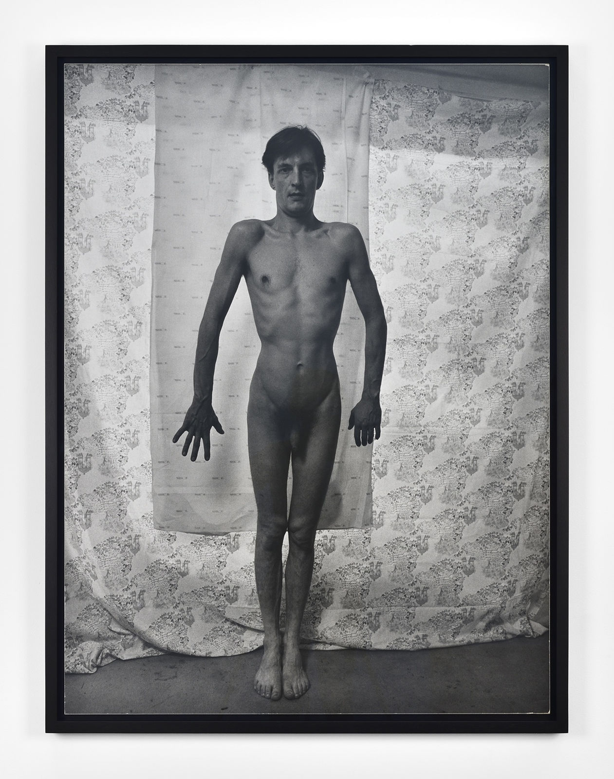 Michel Journiac Pierre (Darek), 1985-1993 Tirage argentique d'époque sur dibond. Photographie de Jean-Luc Moulène prise le 10 mars 1985. MUCEM, © ADAGP Michel Journiac, © Photo: Rebecca Fanuele.Courtoisie de l’artiste et de la Galerie Christophe Gaillard.