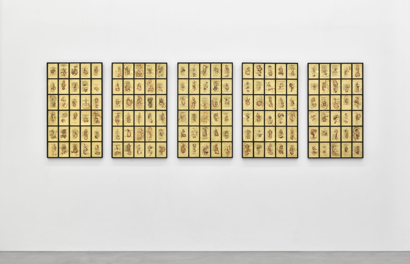 Michel Journiac 150 poèmes mis dans du sang (5 panneaux), 1993 Impressions sur rhodoïd, or et sang sur panneau (x 5) © ADAGP Michel Journiac Courtoisie de l’artiste et de la Galerie Christophe Gaillard.