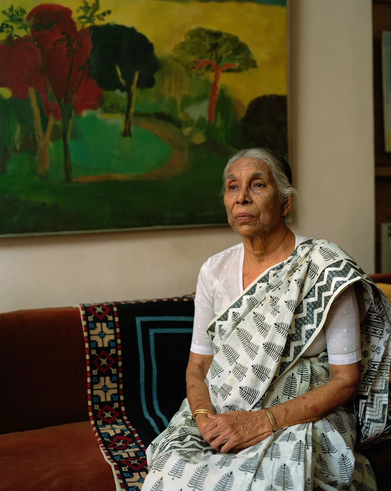 Patrick Faigenbaum, La mère de Shreyasi, Meena Chatterjee, chez elle à Belgachia Villa (ensemble résidentiel), quartier de Belgachia, Kolkata nord, 2011