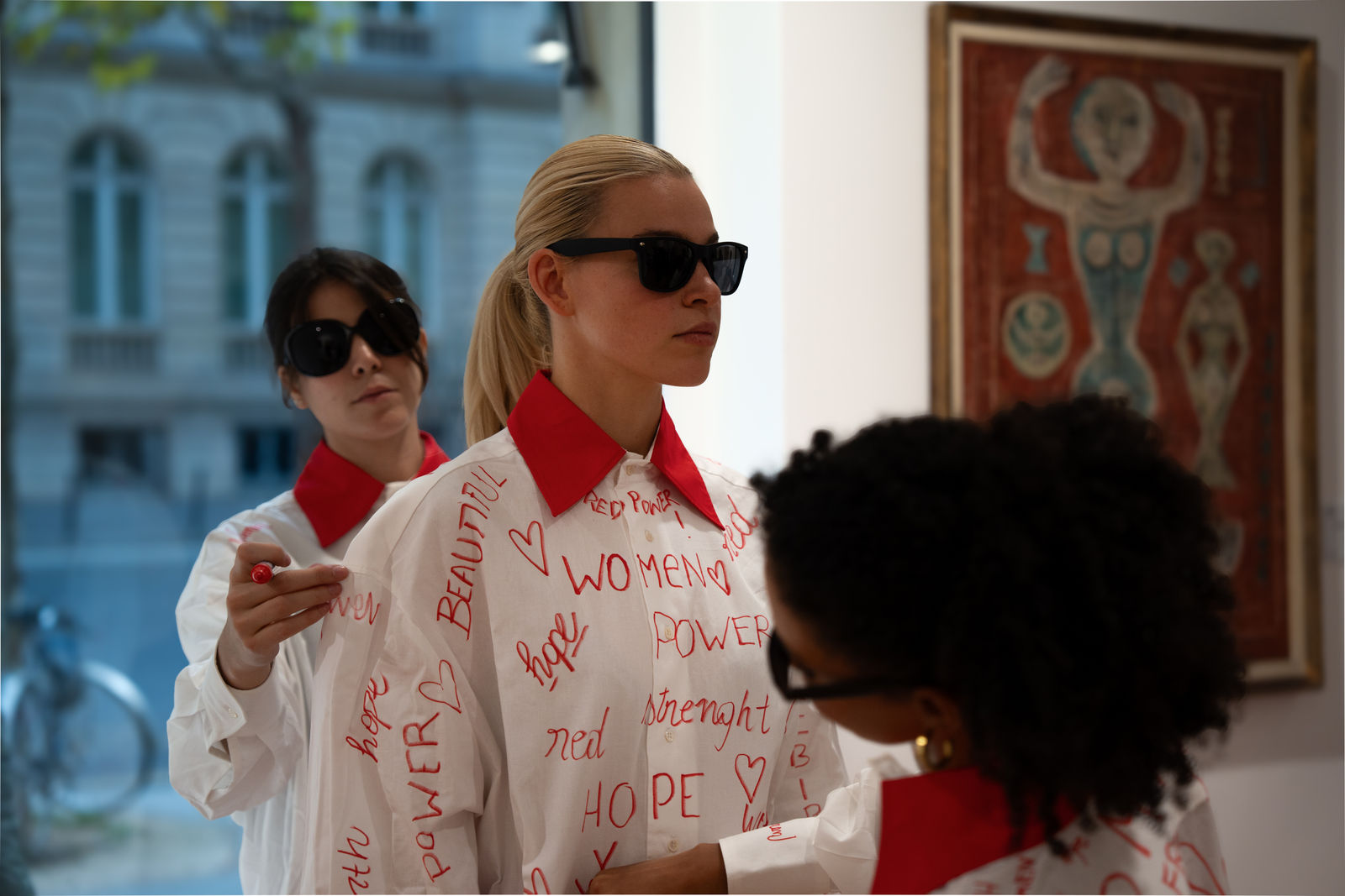 The girls of Sorbonne Nouvelle - Master of Franco-Italian Cultural Industry for the performance "Red collar" by Sara Battaglia during Massimo Campigli's opening at Maggiore g.a.m. | © Maggiore g.a.m. and Sara Battaglia