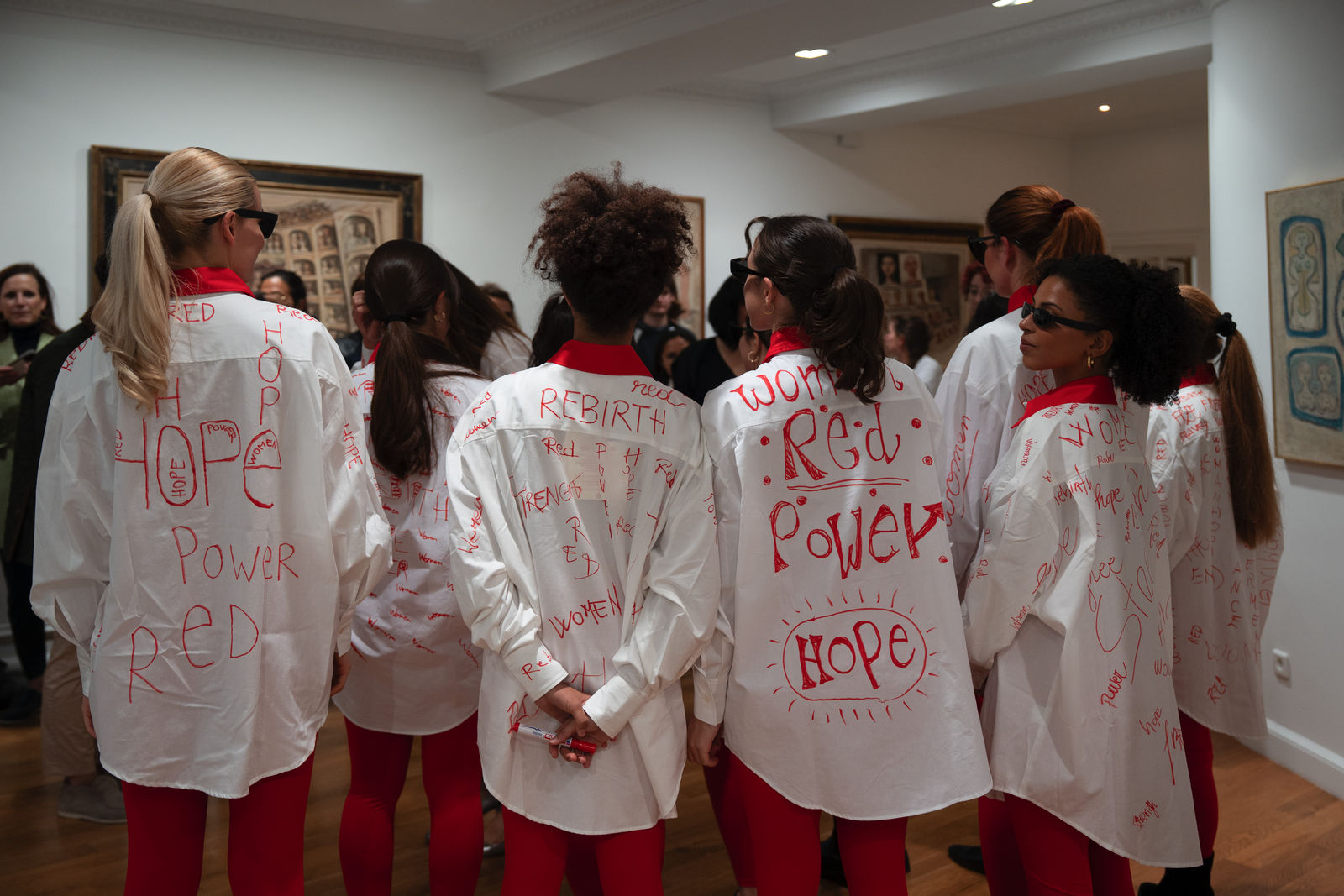 The girls of Sorbonne Nouvelle - Master of Franco-Italian Cultural Industry for the performance "Red collar" by Sara Battaglia during Massimo Campigli's opening at Maggiore g.a.m. | © Maggiore g.a.m. and Sara Battaglia