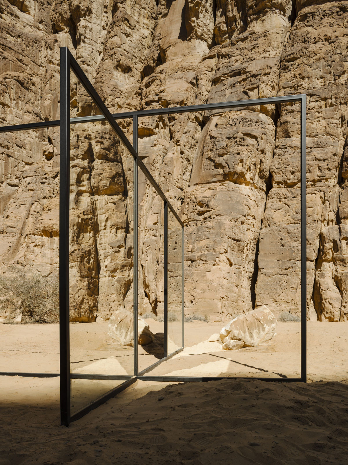 In Blur, 2022 powder coated writing steel, mirror, stones, objects 4,1 x 4,7 x 13,3 m Image: Lance Gerber