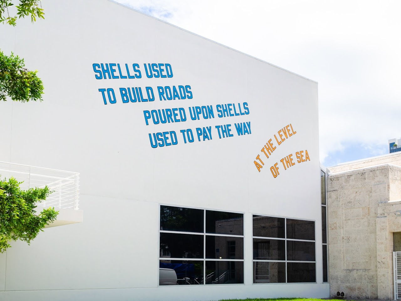 Image: Lawrence Weiner, SHELLS USED TO BUILD ROADS POURED UPON SHELLS USED TO PAY THE WAY, AT THE LEVEL OF THE SEA (2008) © Lawrence Weiner. Photography by Zaire Kacz