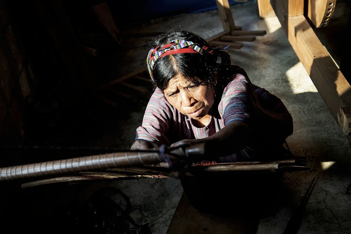 Angélica Arbulú, Weaving traditional colors - Guatemala, 2014
