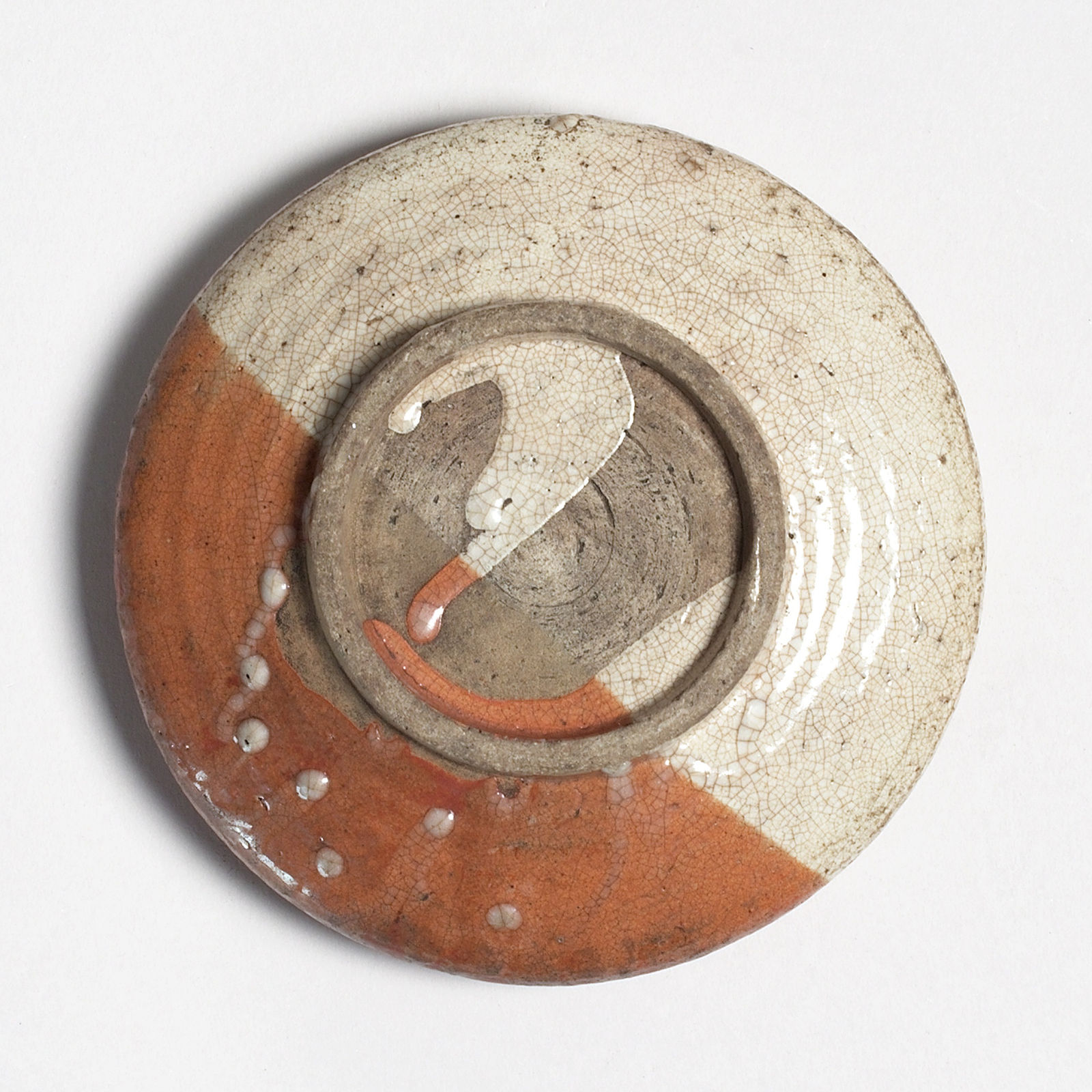 Keramik, #012980  Flache Schale auf niedrigem Fuß, 2. Hälfte Edo-Zeit (1615-1868)