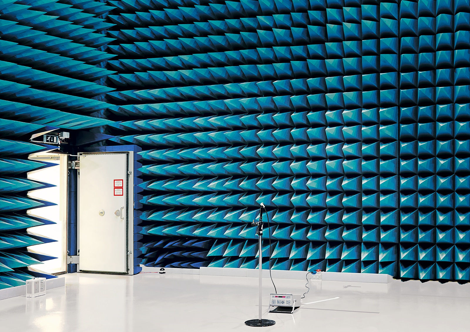 Vincent Fournier , Anechoic Chamber, European Space Research and Technology Centre [ESTEC], Noordwijk, The Netherlands, 2008.,, 2018