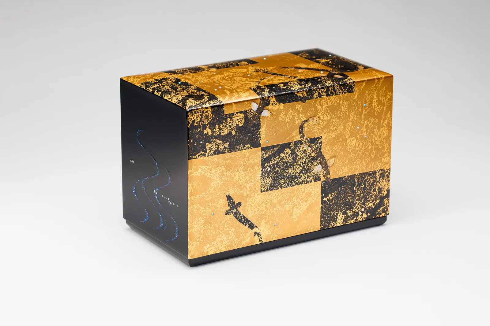 Teranishi Shota, Box in Design with Maki-e “Gyoei (Fish Shadow)
