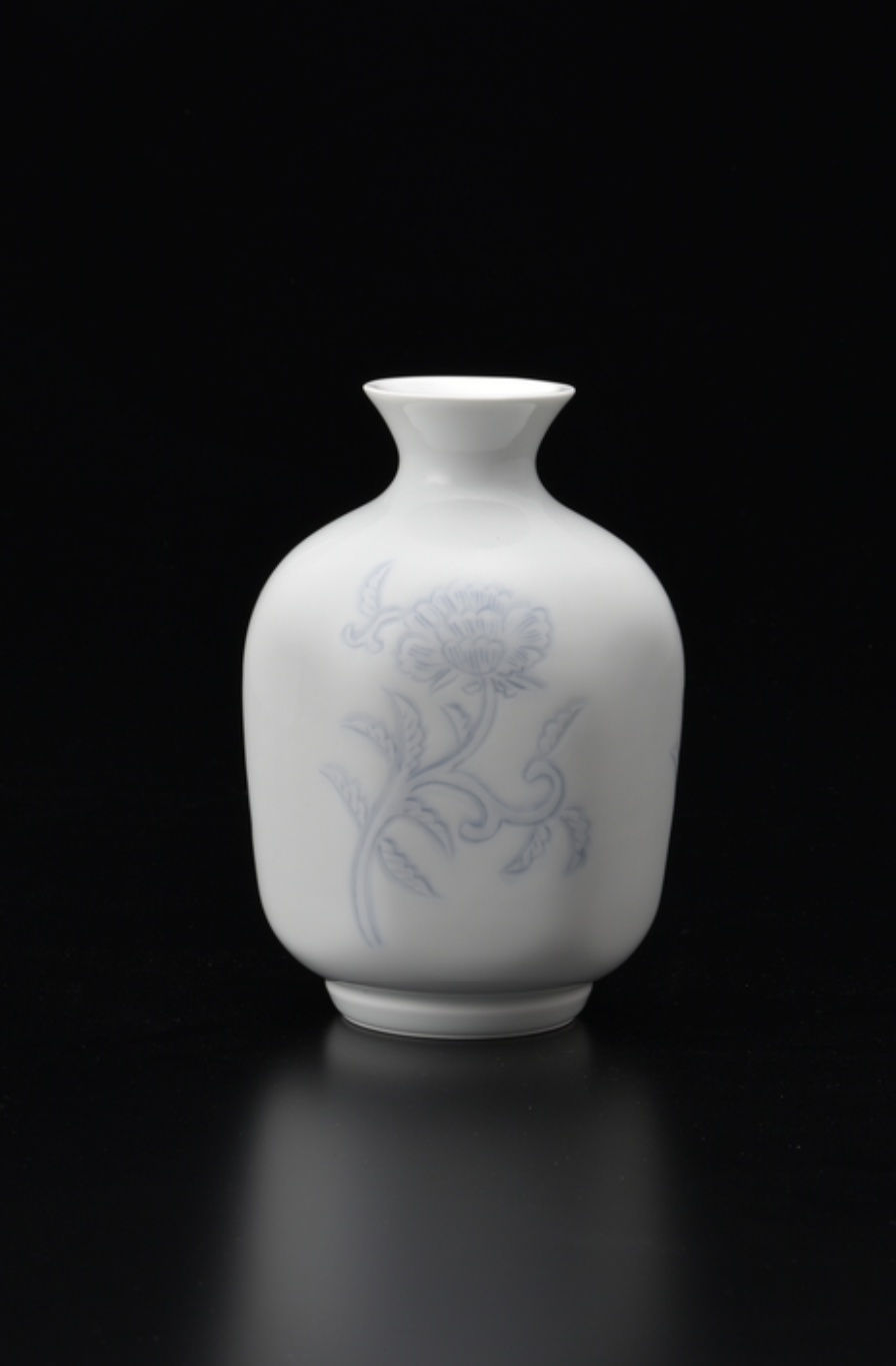 Inoue Manji, Engraved Hakuji (white porcelain) Peony Vase 02, 2019