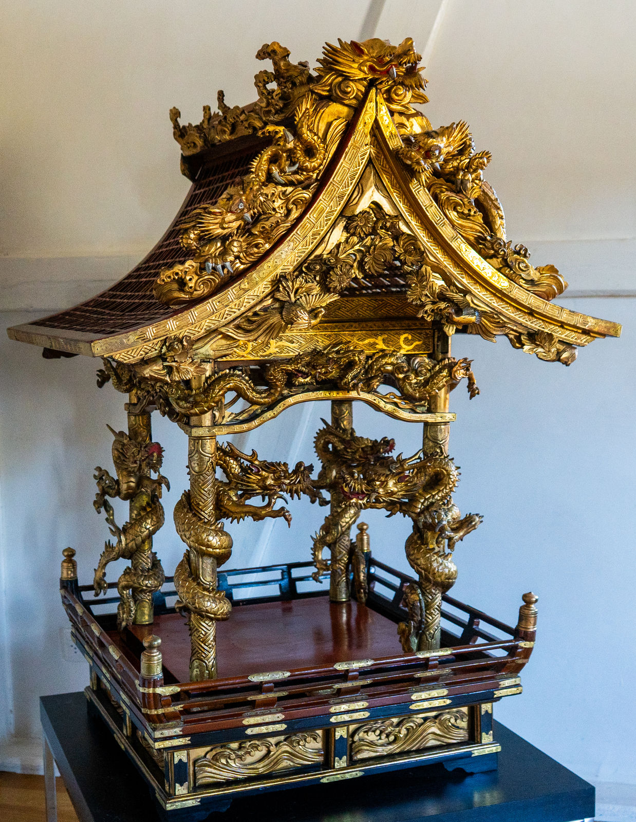 Unknown, A JAPANESE EDO PERIOD GILT AND LACQUERED CARVED WOOD KYŪDEN-ZUSHI, Japan, Edo Period (1800-68)