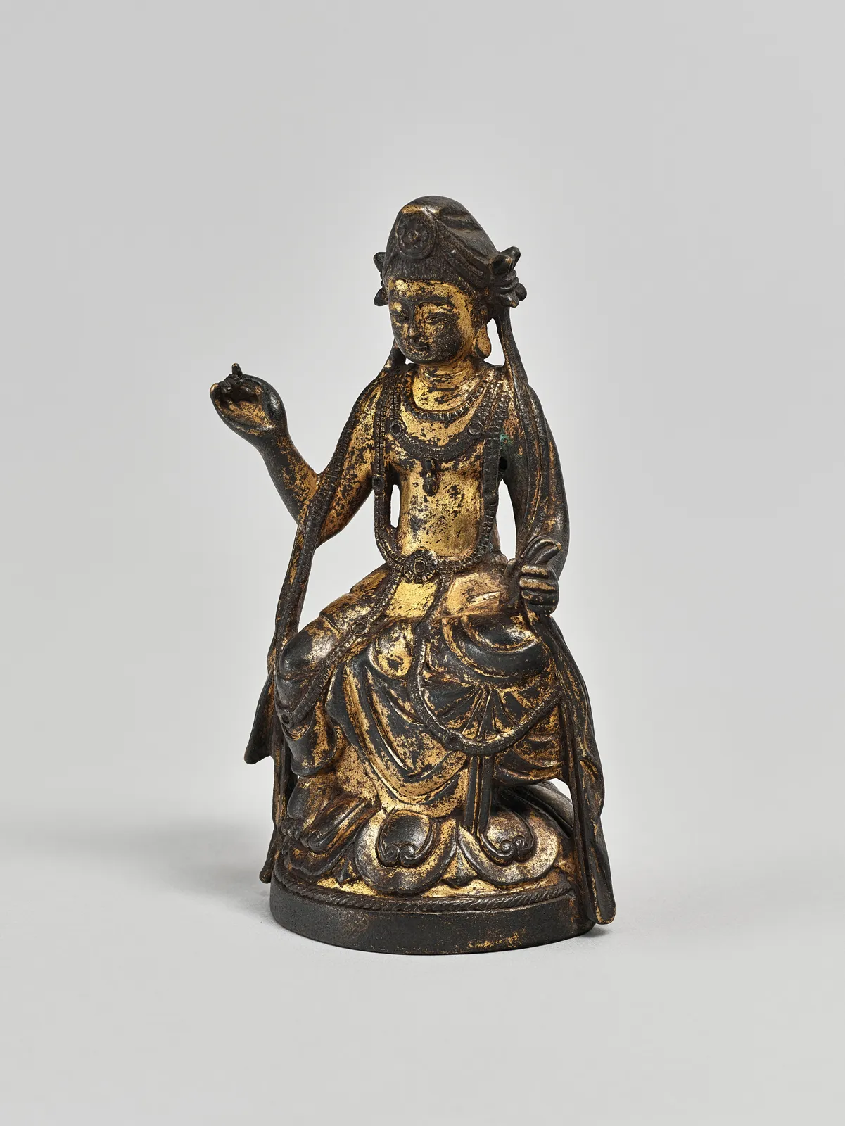 A seated gilt bronze figure of Avalokiteshvara 隋 / 唐初 銅鎏金觀音坐像, Sui / early Tang dynasty (550 AD-650 AD)