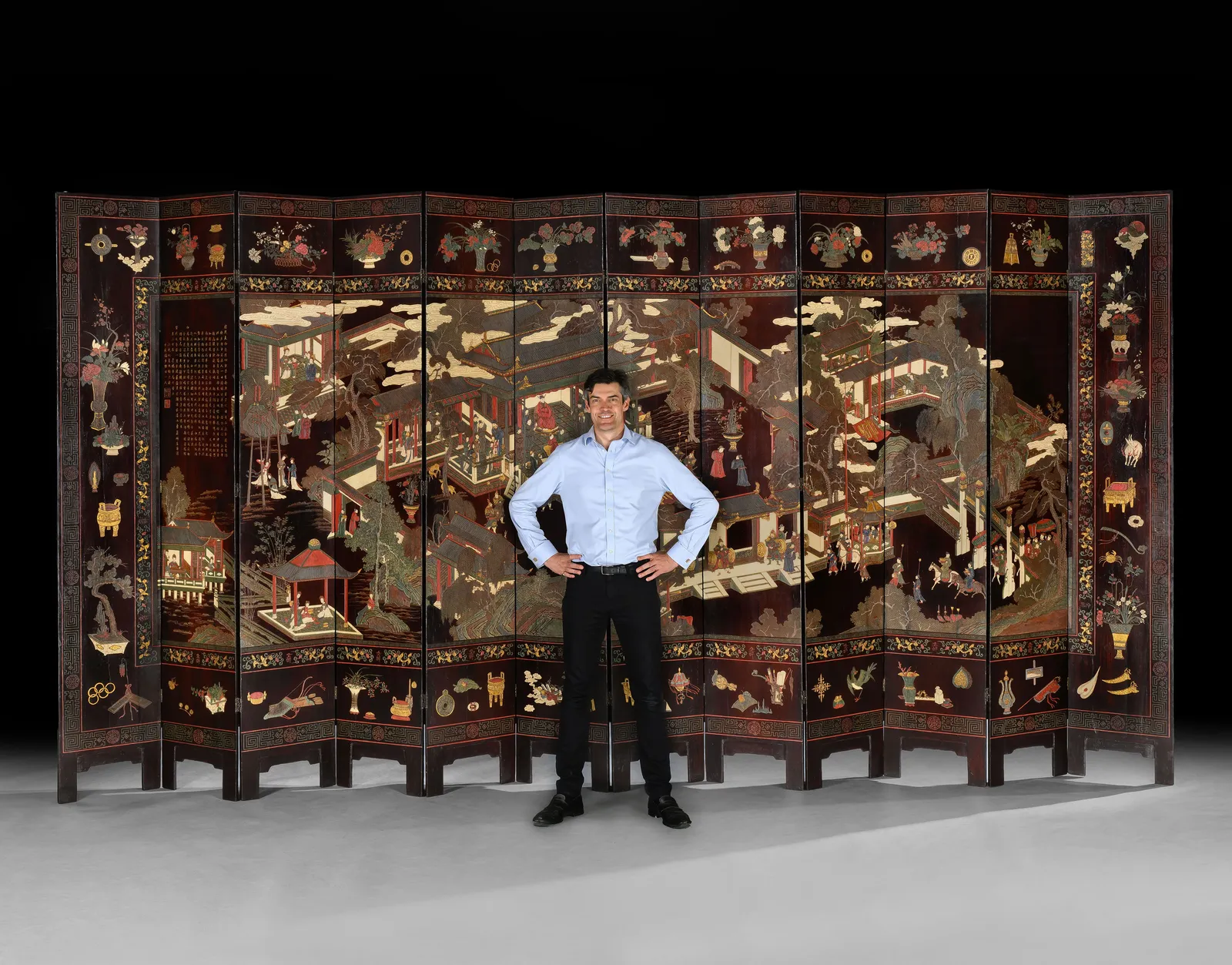 A Magnificent Twelve-Panel Coromandel Lacquer Screen Depicting Guo Ziyi, Kangxi Period, dated 1722