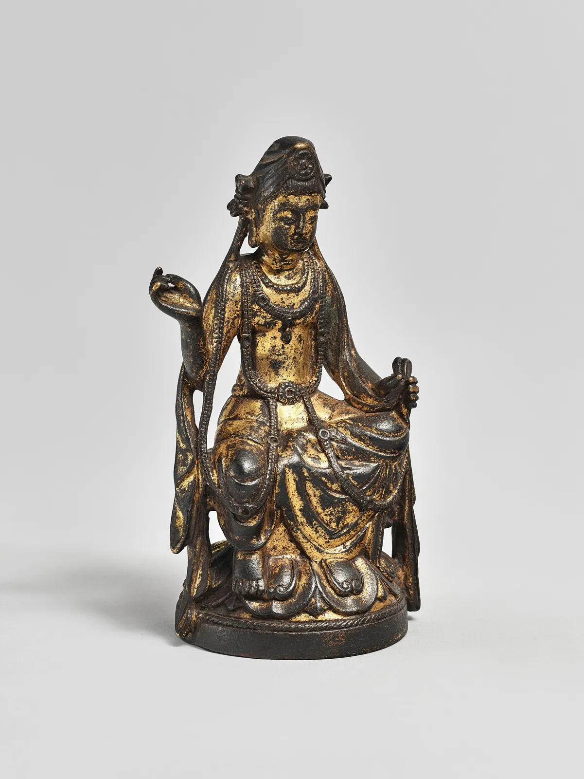 A seated gilt bronze figure of Avalokiteshvara 隋 / 唐初 銅鎏金觀音坐像, Sui / early Tang dynasty (550 AD-650 AD)