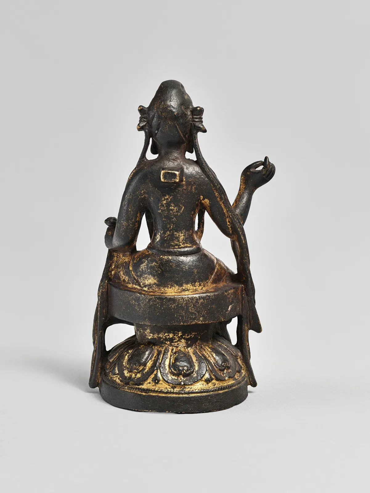 A seated gilt bronze figure of Avalokiteshvara 隋 / 唐初 銅鎏金觀音坐像, Sui / early Tang dynasty (550 AD-650 AD)
